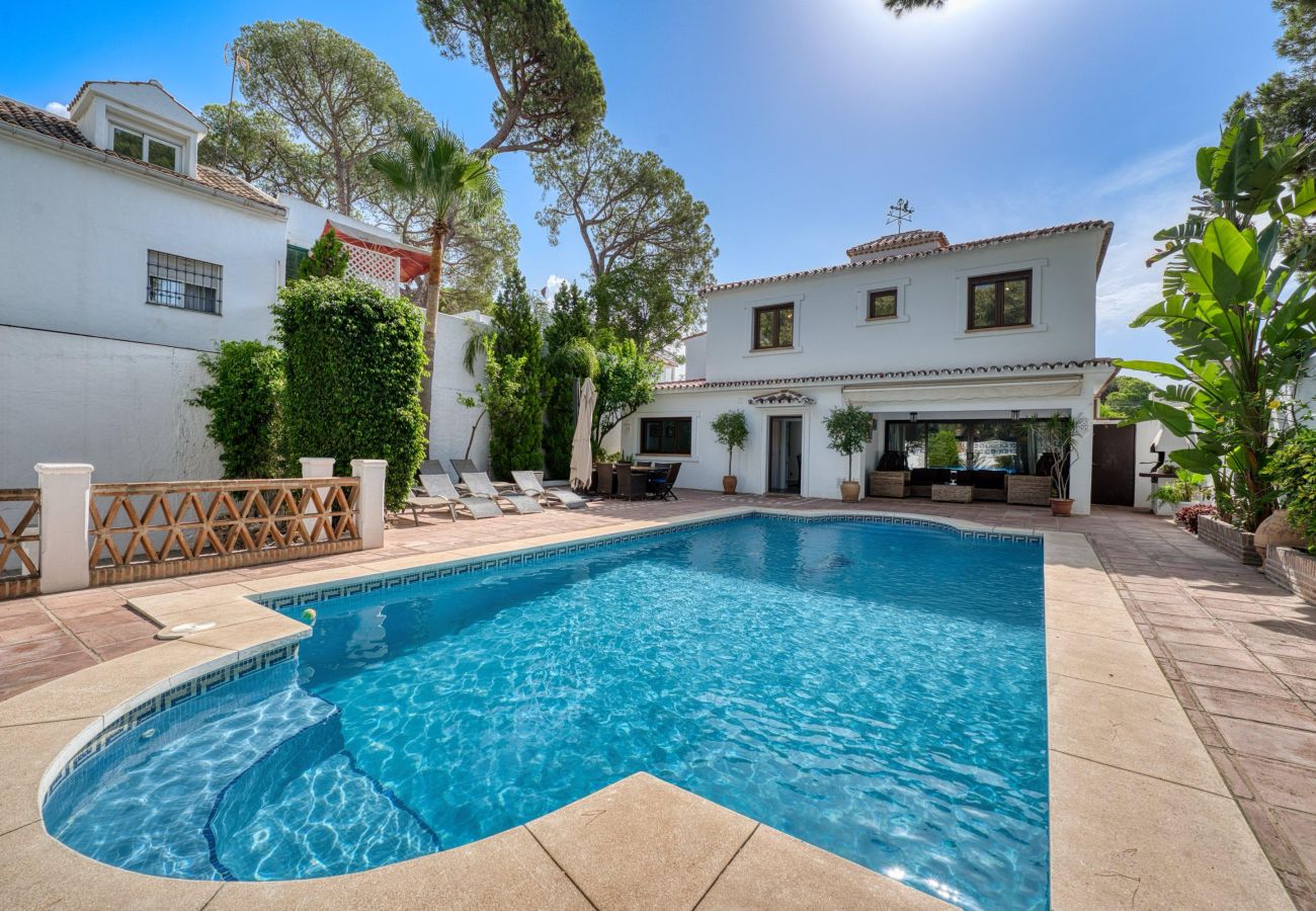 Villa en Marbella - 1102 Elegante Villa con Piscina Climatizada y Ubicación Privilegiada