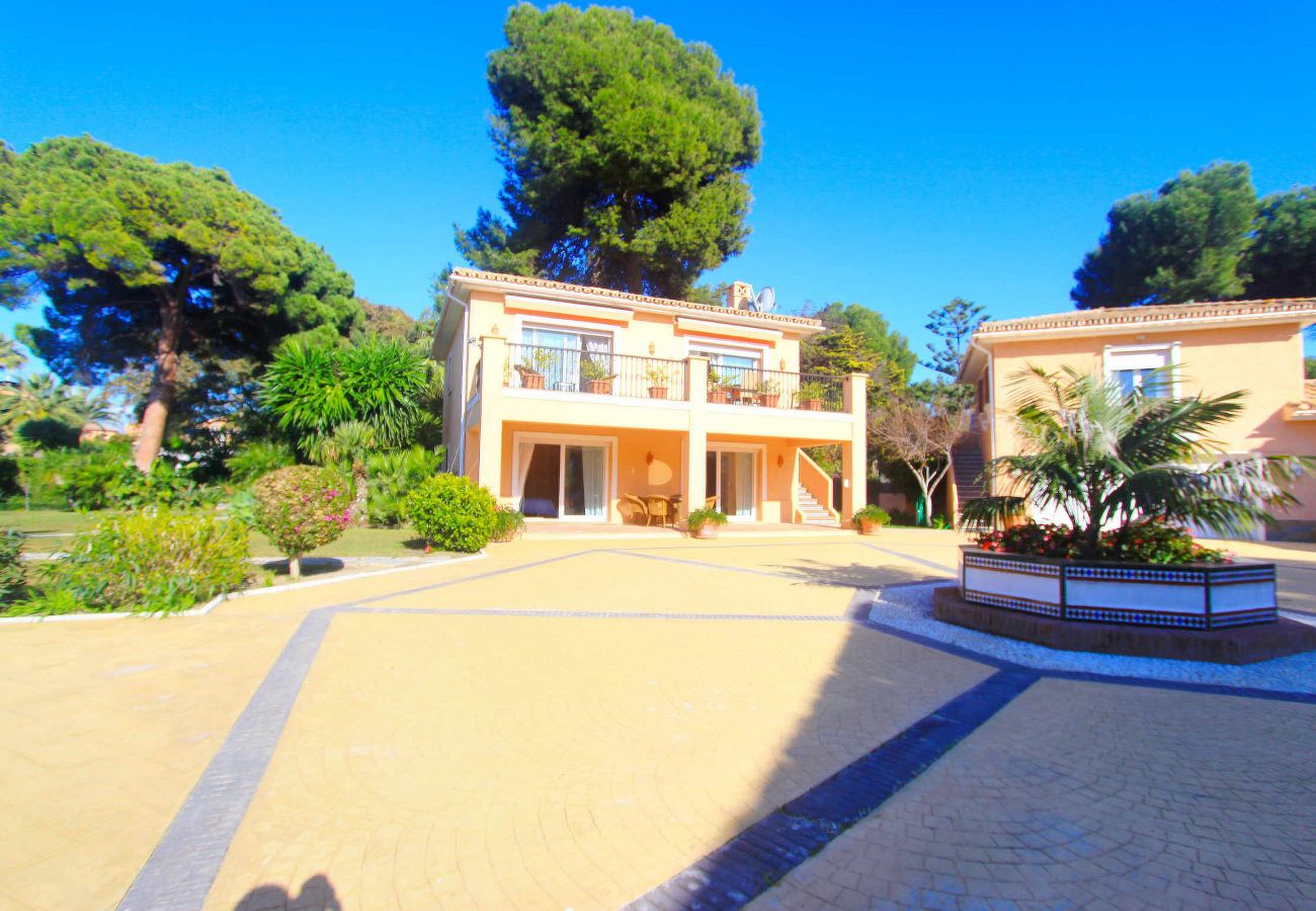 Villa en Estepona - Retiro Frente al Mar en El Paraíso con Piscina Privada y BBQ