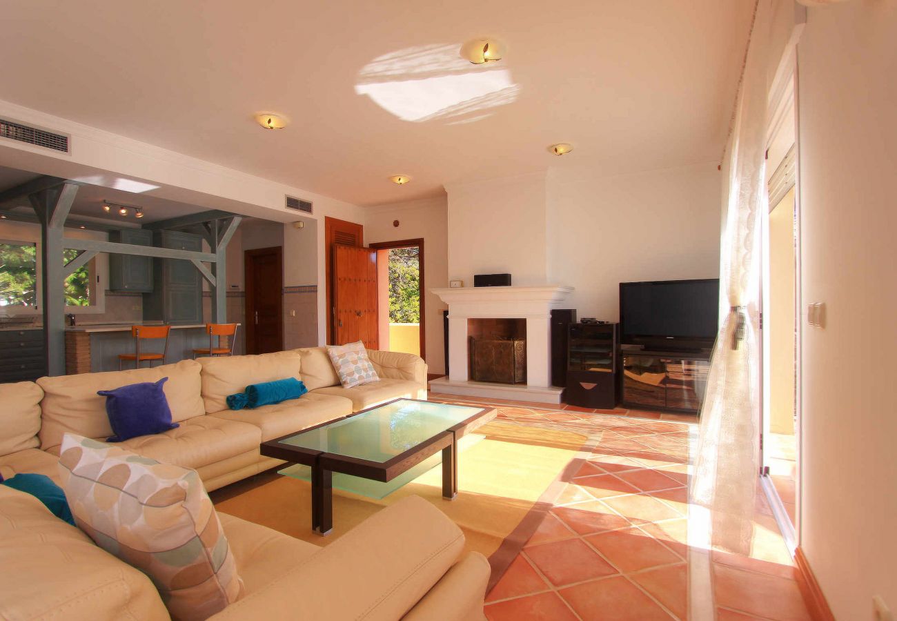 Villa en Estepona - Retiro Frente al Mar en El Paraíso con Piscina Privada y BBQ