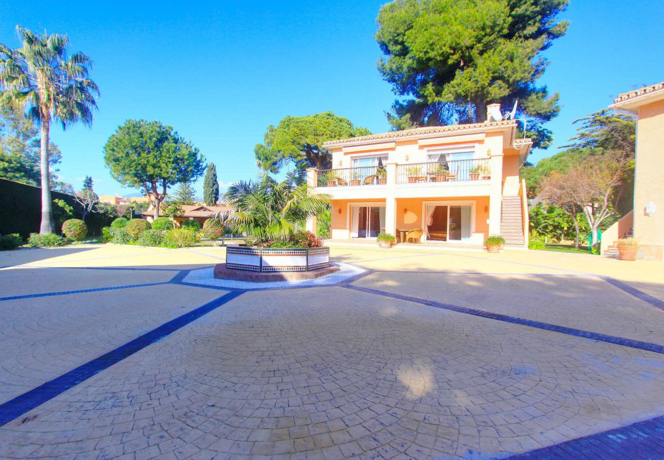 Villa en Estepona - Retiro Frente al Mar en El Paraíso con Piscina Privada y BBQ