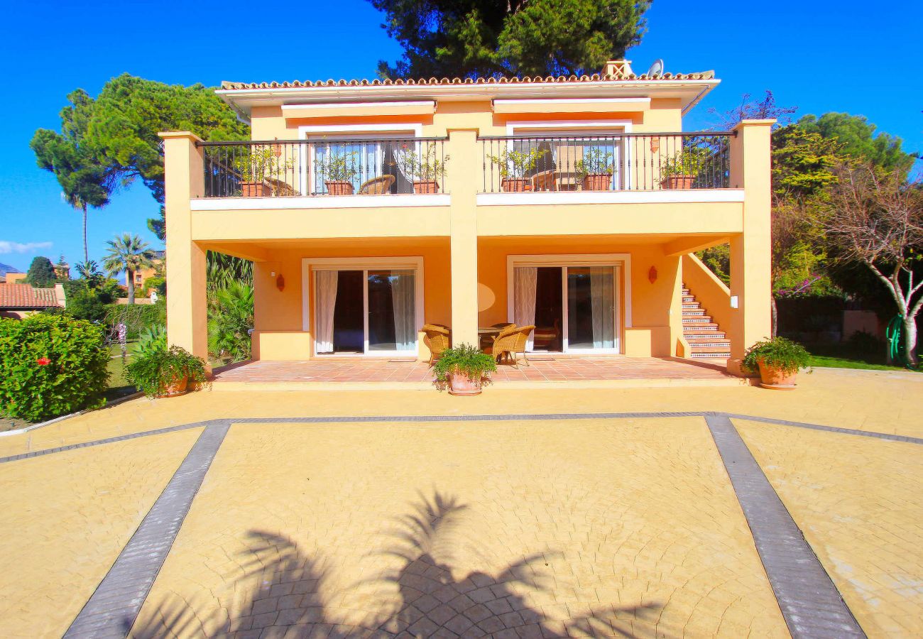 Villa en Estepona - Retiro Frente al Mar en El Paraíso con Piscina Privada y BBQ