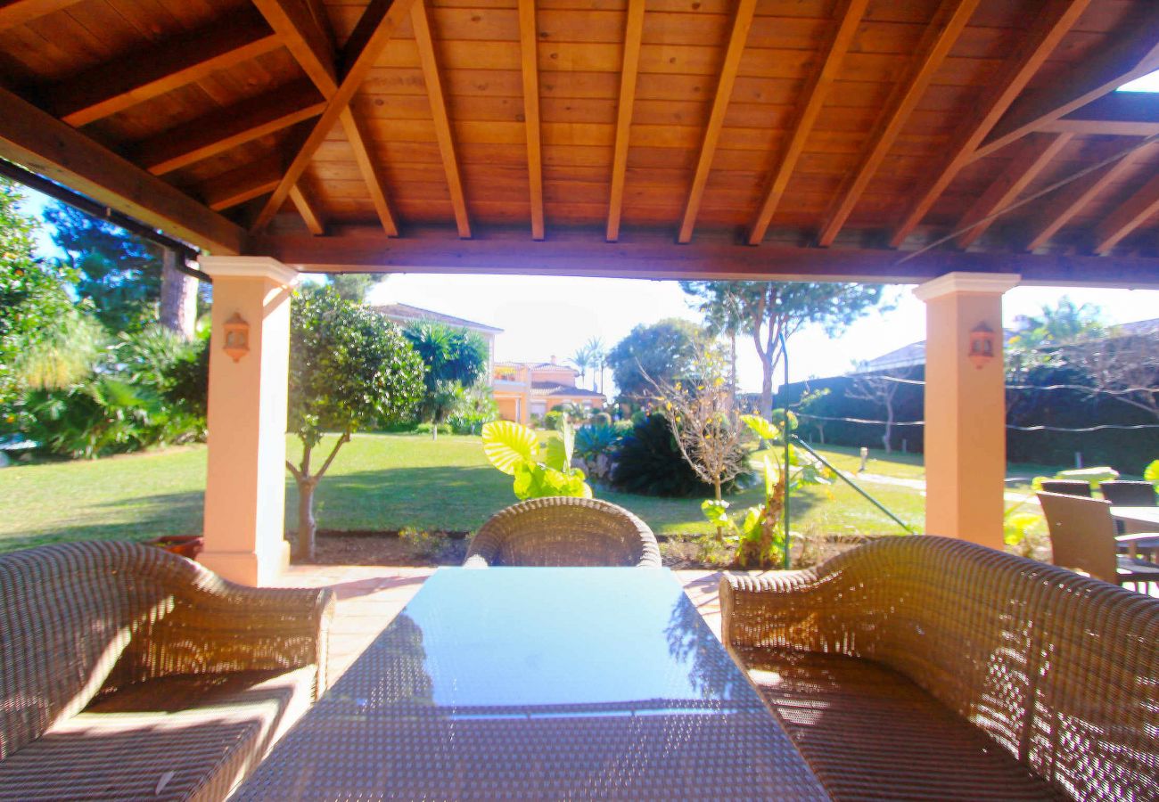 Villa en Estepona - Retiro Frente al Mar en El Paraíso con Piscina Privada y BBQ