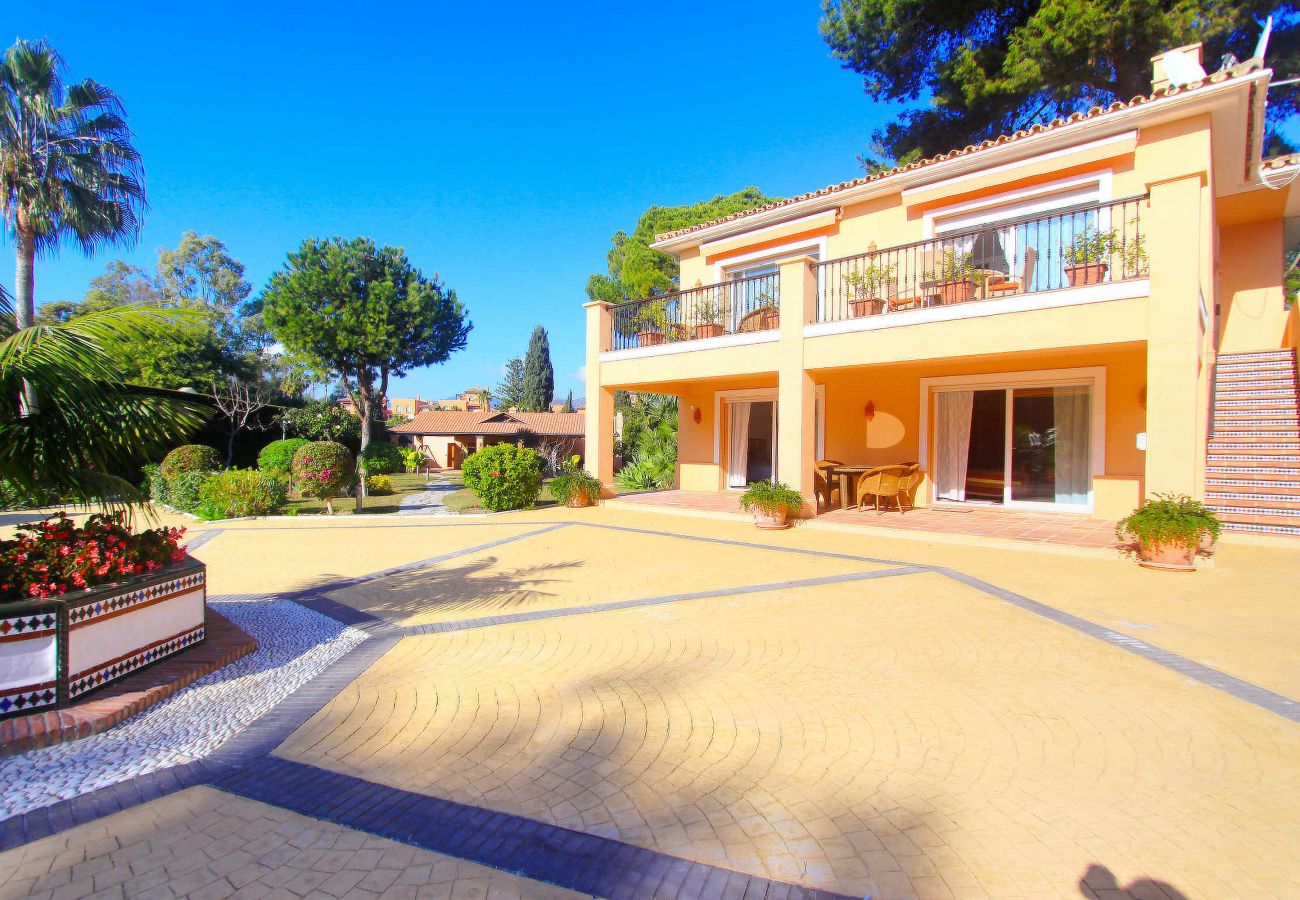 Villa en Estepona - Retiro Frente al Mar en El Paraíso con Piscina Privada y BBQ