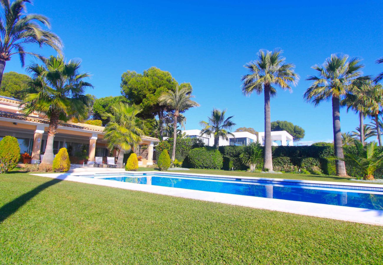 Villa en Estepona - Retiro Frente al Mar en El Paraíso con Piscina Privada y BBQ