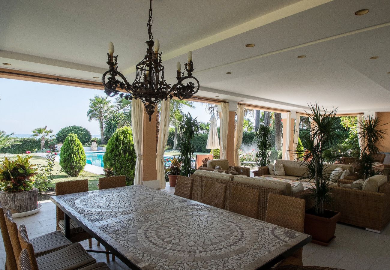 Villa en Estepona - Retiro Frente al Mar en El Paraíso con Piscina Privada y BBQ