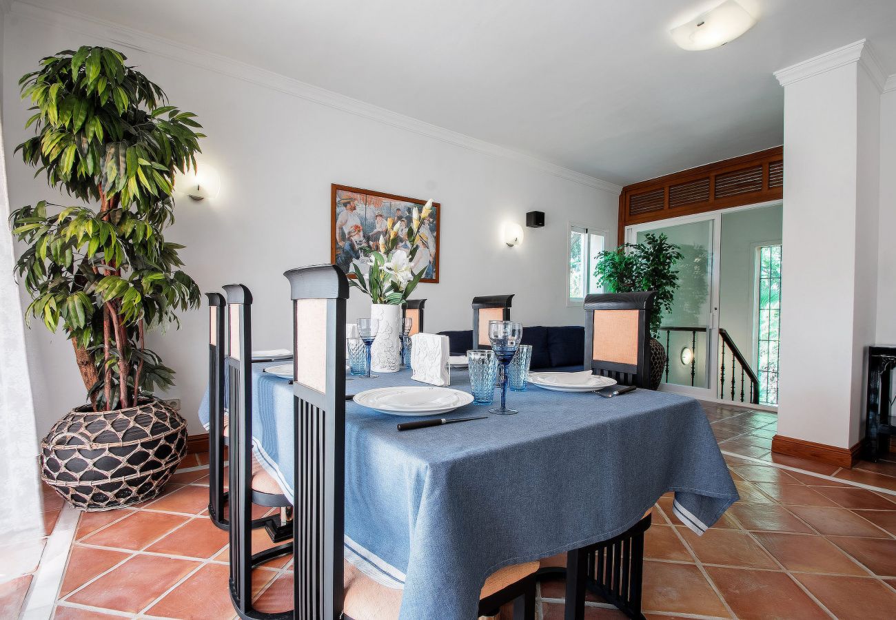 Villa en Estepona - Retiro Frente al Mar en El Paraíso con Piscina Privada y BBQ