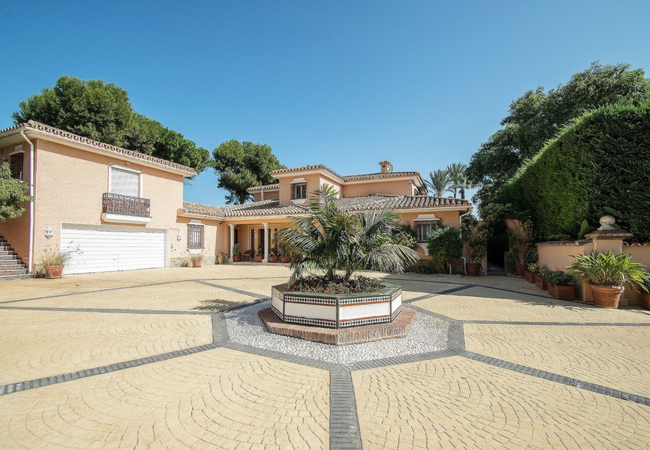 Villa en Estepona - Retiro Frente al Mar en El Paraíso con Piscina Privada y BBQ