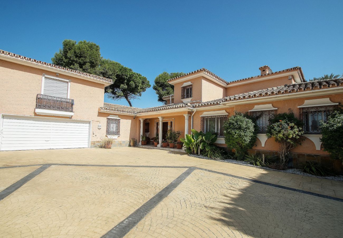 Villa en Estepona - Retiro Frente al Mar en El Paraíso con Piscina Privada y BBQ