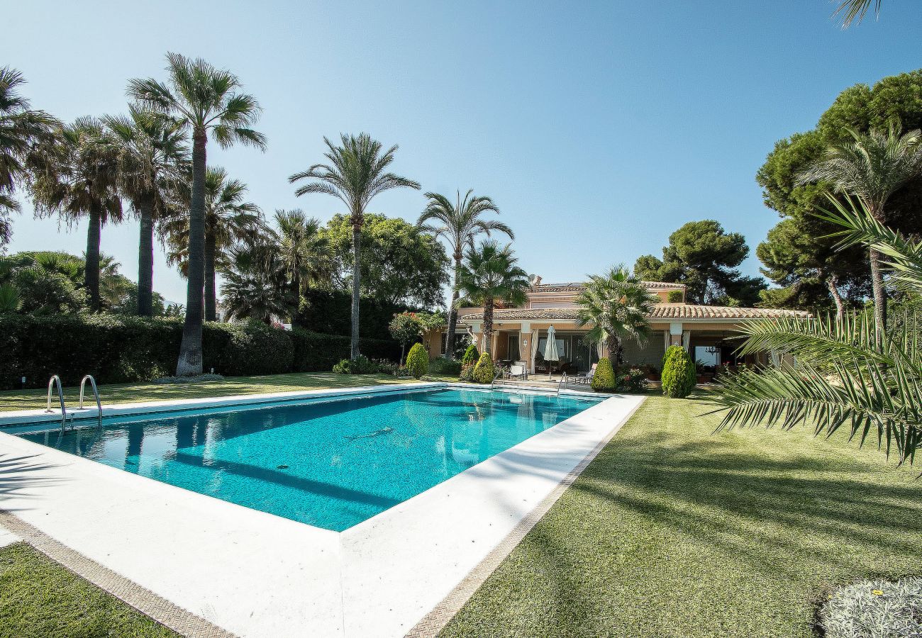 Villa en Estepona - Retiro Frente al Mar en El Paraíso con Piscina Privada y BBQ