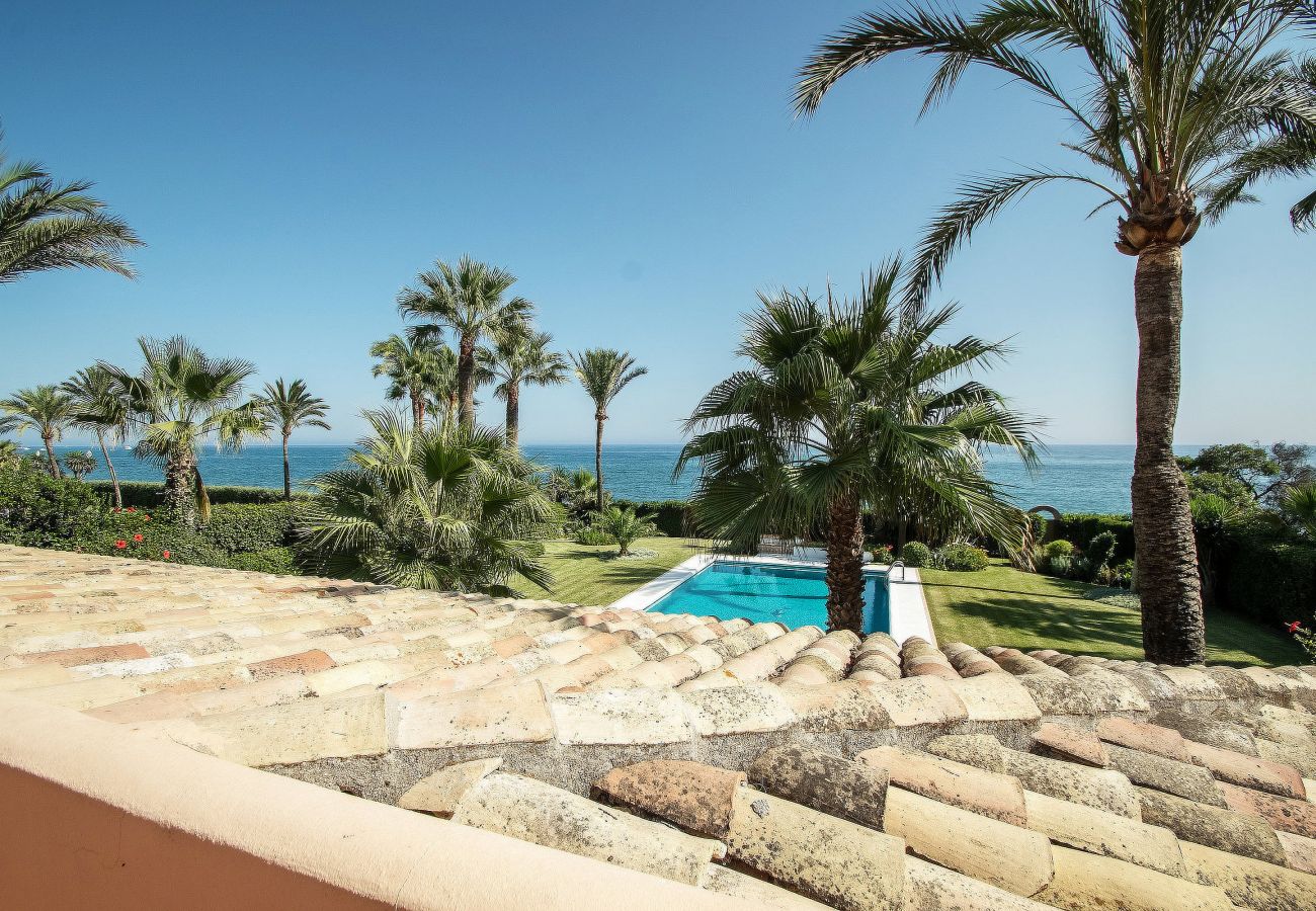 Villa en Estepona - Retiro Frente al Mar en El Paraíso con Piscina Privada y BBQ