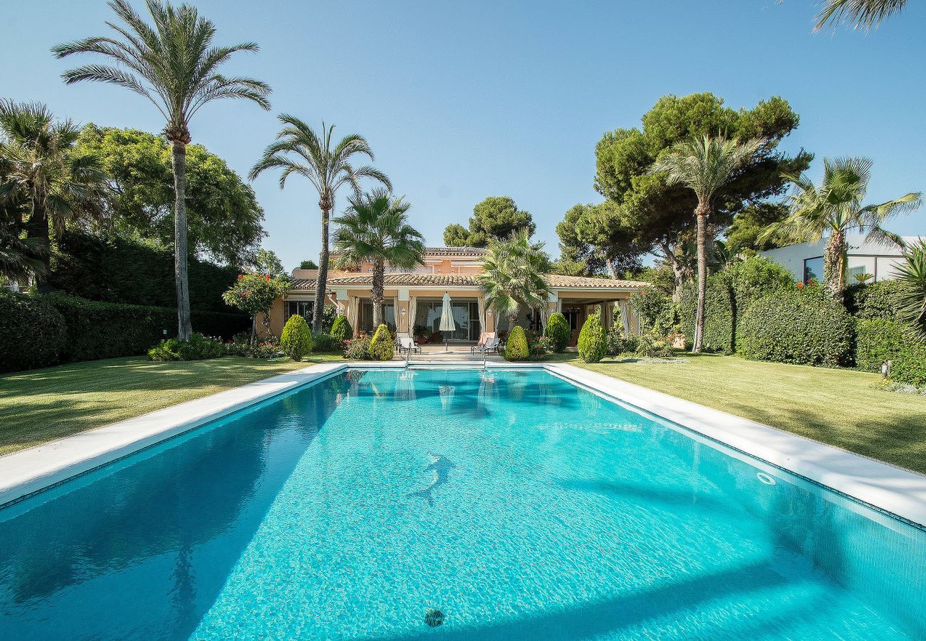 Villa en Estepona - Retiro Frente al Mar en El Paraíso con Piscina Privada y BBQ