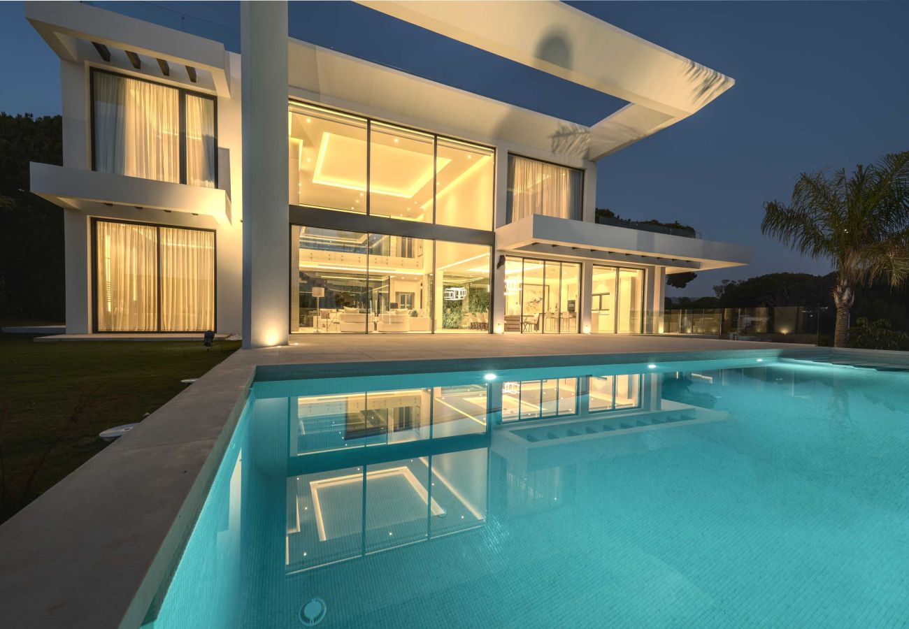 Villa en Marbella - Luxurious Beachside Designer Villa in Elviria