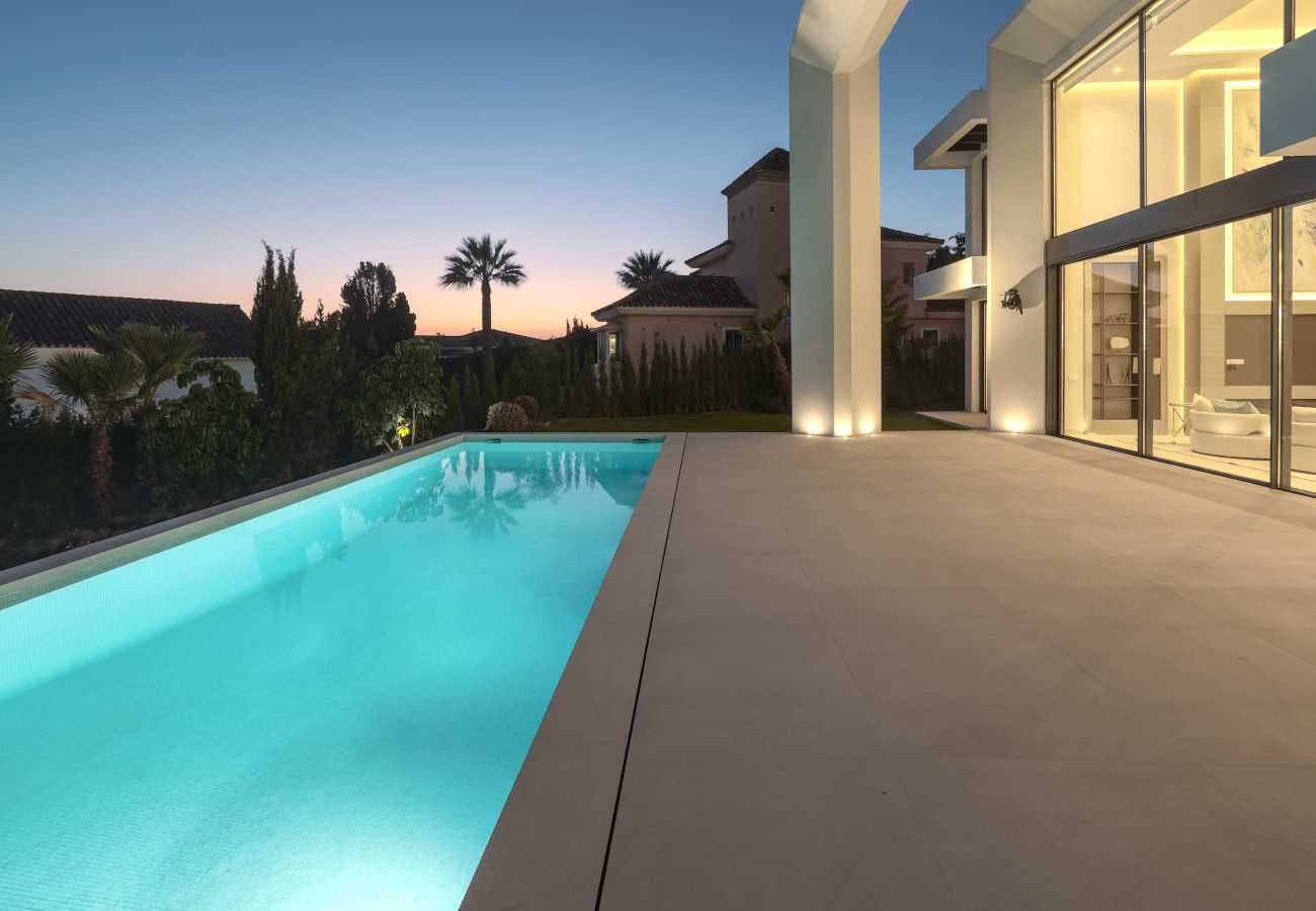 Villa en Marbella - Luxurious Beachside Designer Villa in Elviria