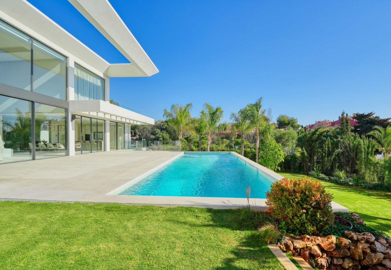 Villa en Marbella - Luxurious Beachside Designer Villa in Elviria