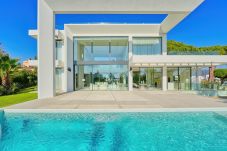 Villa en Marbella - Luxurious Beachside Designer Villa in...