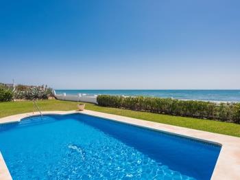 1100 Beach Front Villa with attached Apartment - Apartment in Marbella