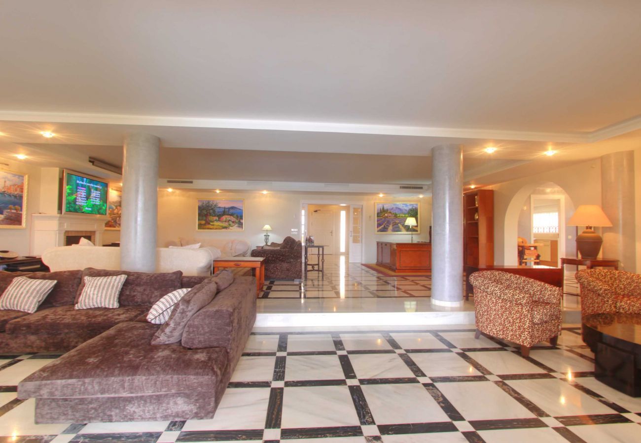 Villa in Estepona - 1077 Luxurious Beachfront Villa with Private Pool