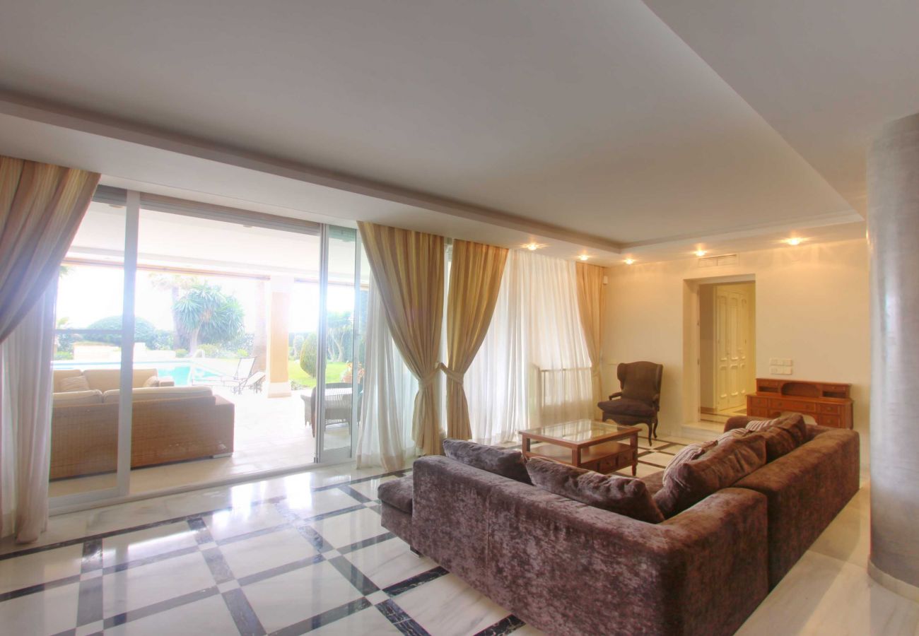 Villa in Estepona - Luxurious Beachfront Villa in El Paraiso with Private Pool