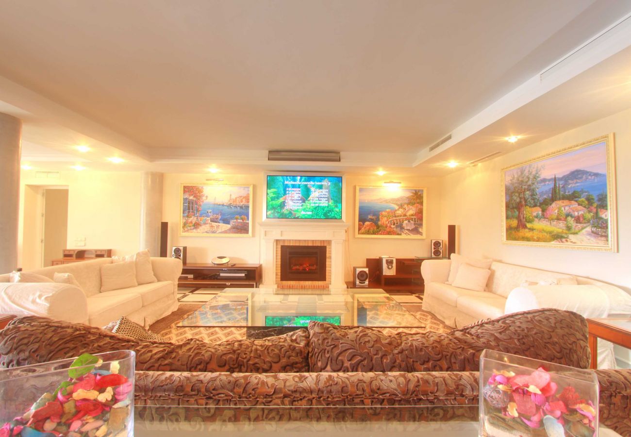 Villa in Estepona - 1077 Luxurious Beachfront Villa with Private Pool