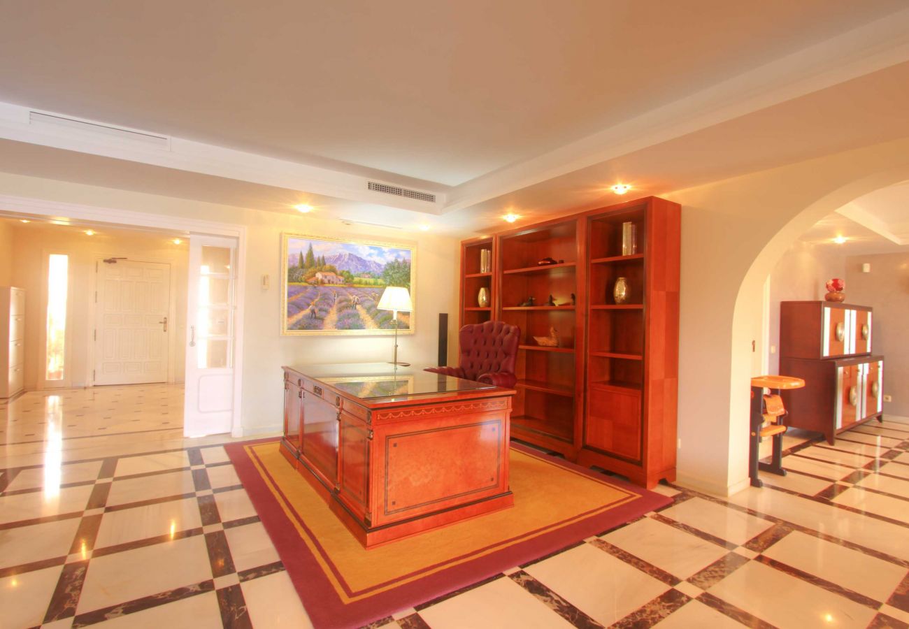 Villa in Estepona - 1077 Luxurious Beachfront Villa with Private Pool