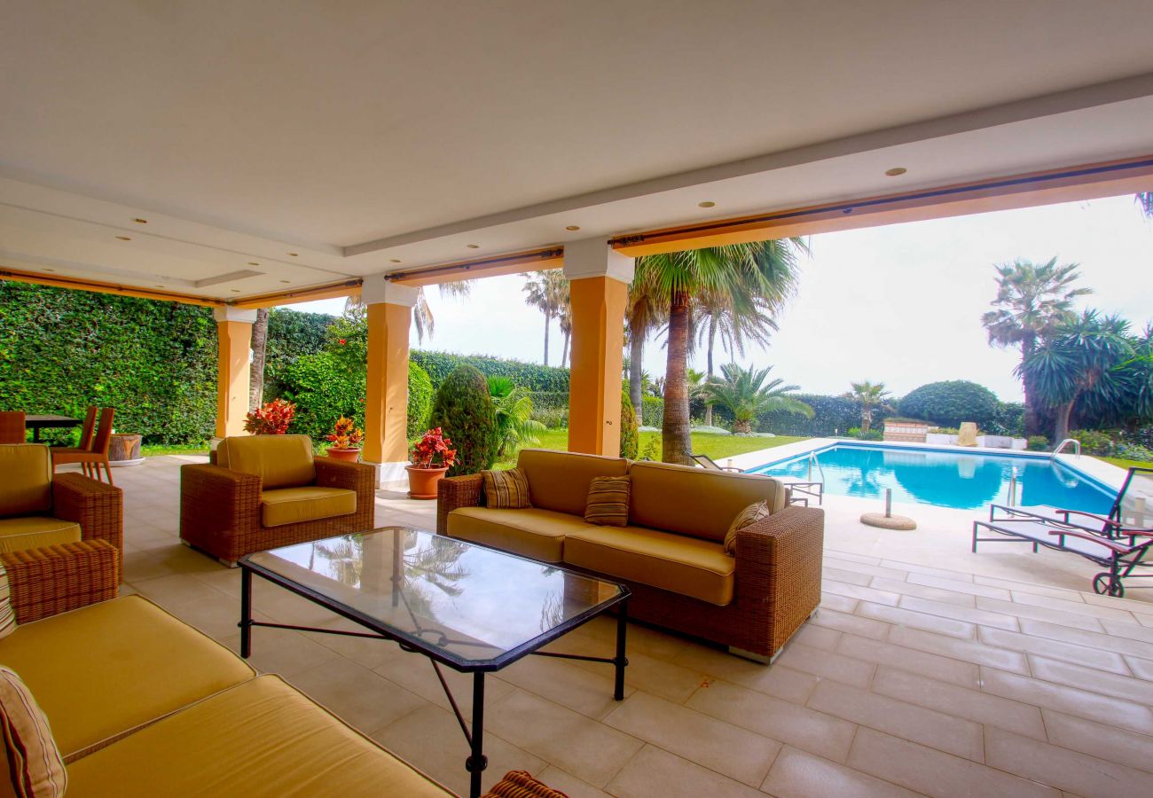 Villa in Estepona - Luxurious Beachfront Villa in El Paraiso with Private Pool