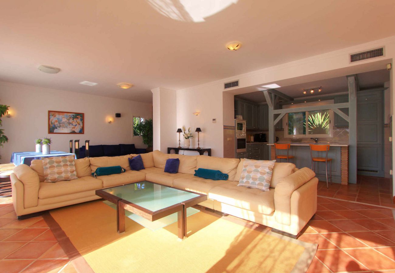 Villa in Estepona - Luxurious Beachfront Villa in El Paraiso with Private Pool