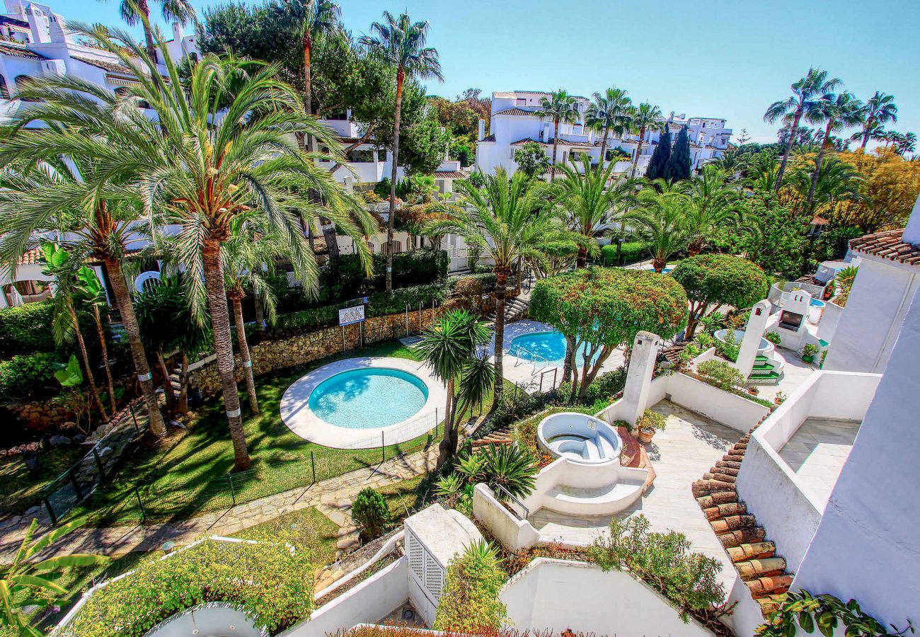 Apartment in Marbella - Luxurious Beachfront Penthouse with Jacuzzi