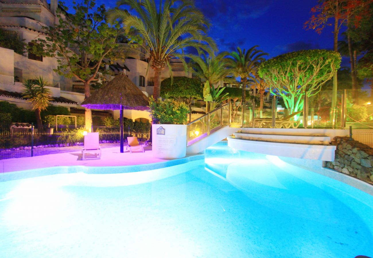 Apartment in Marbella - Luxurious Beachfront Penthouse with Jacuzzi