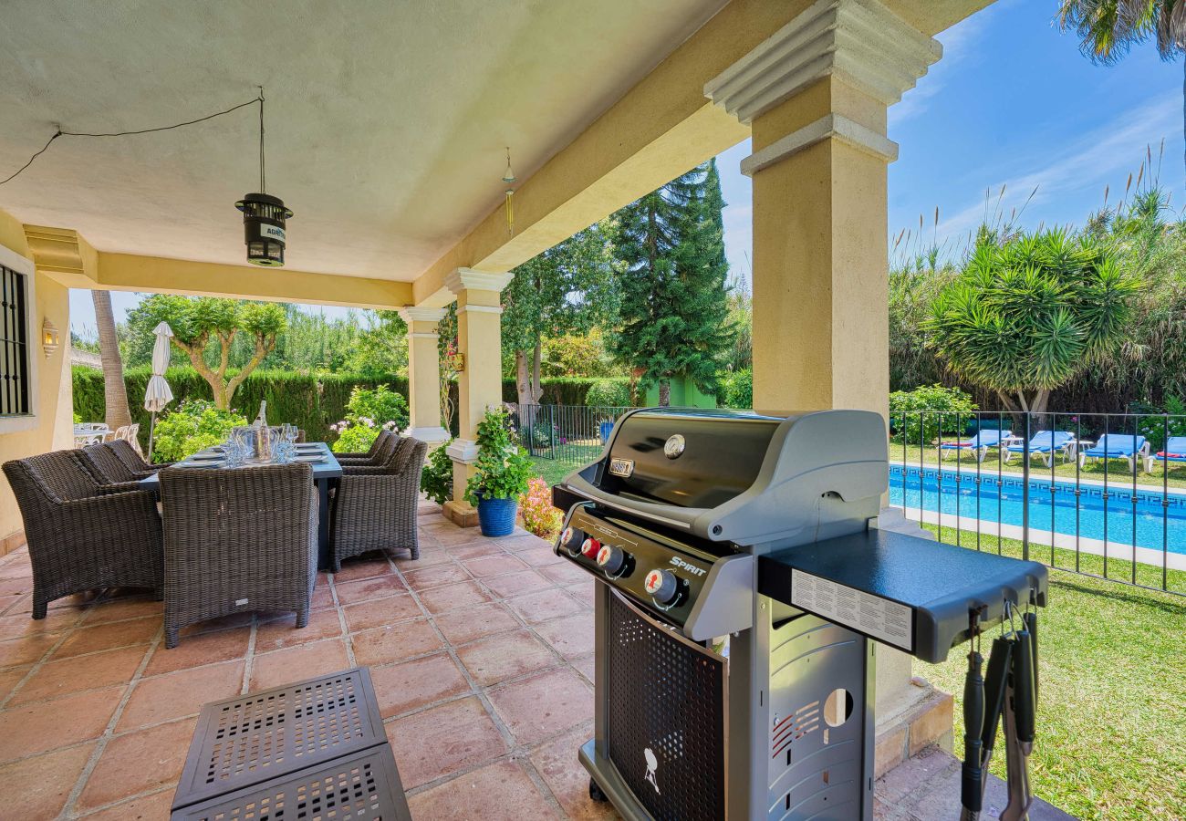 Villa in Estepona - 1106 Luxurious Family Villa with Heated Pool