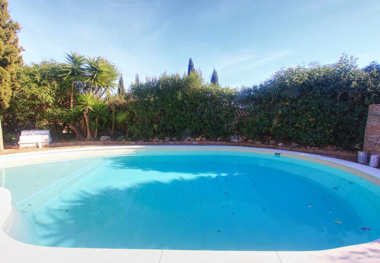 Villa in Marbella -  Elegant Villa with Garden, heated Pool and Spacious Layout