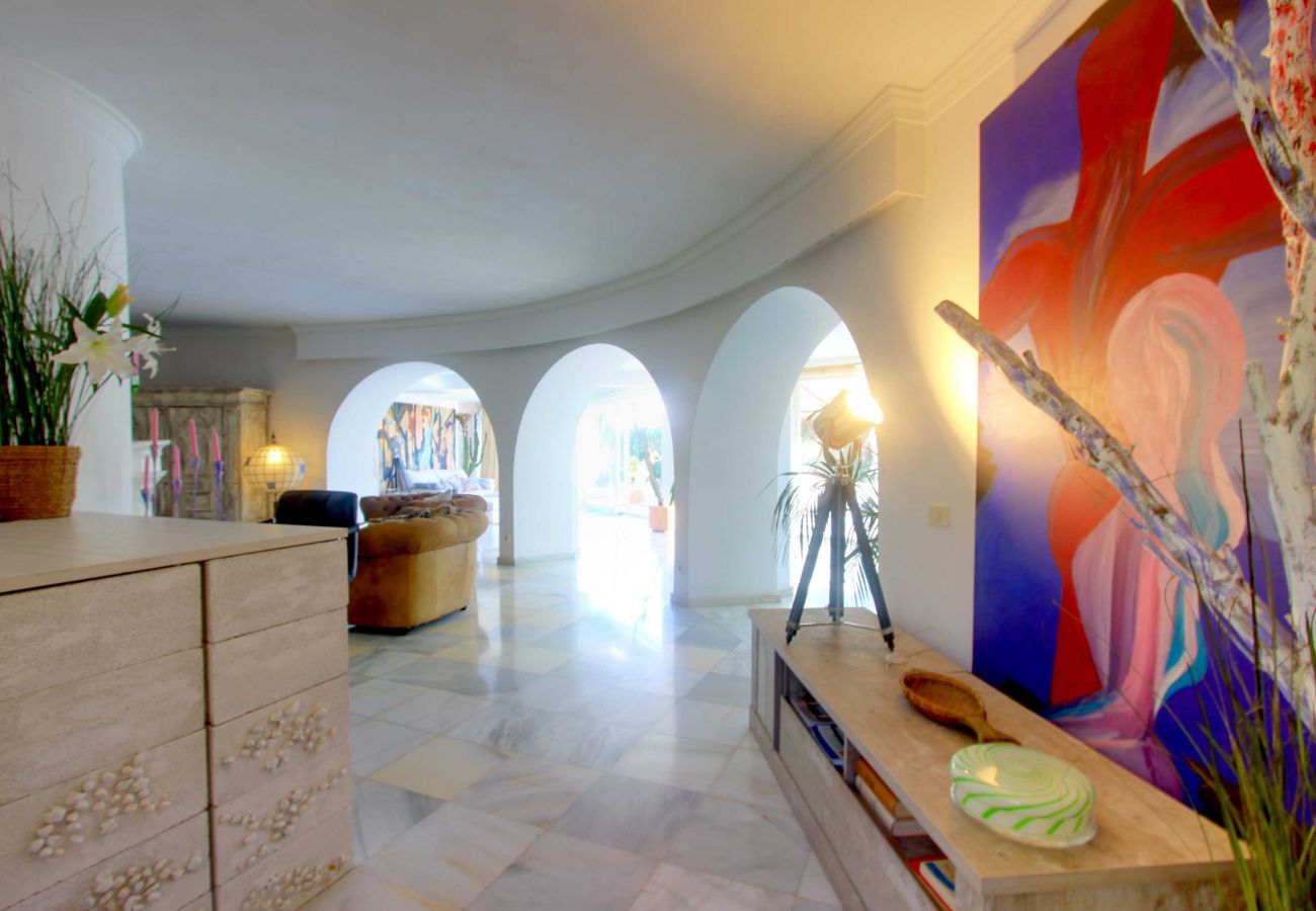 Villa in Marbella -  Elegant Villa with Garden, heated Pool and Spacious Layout