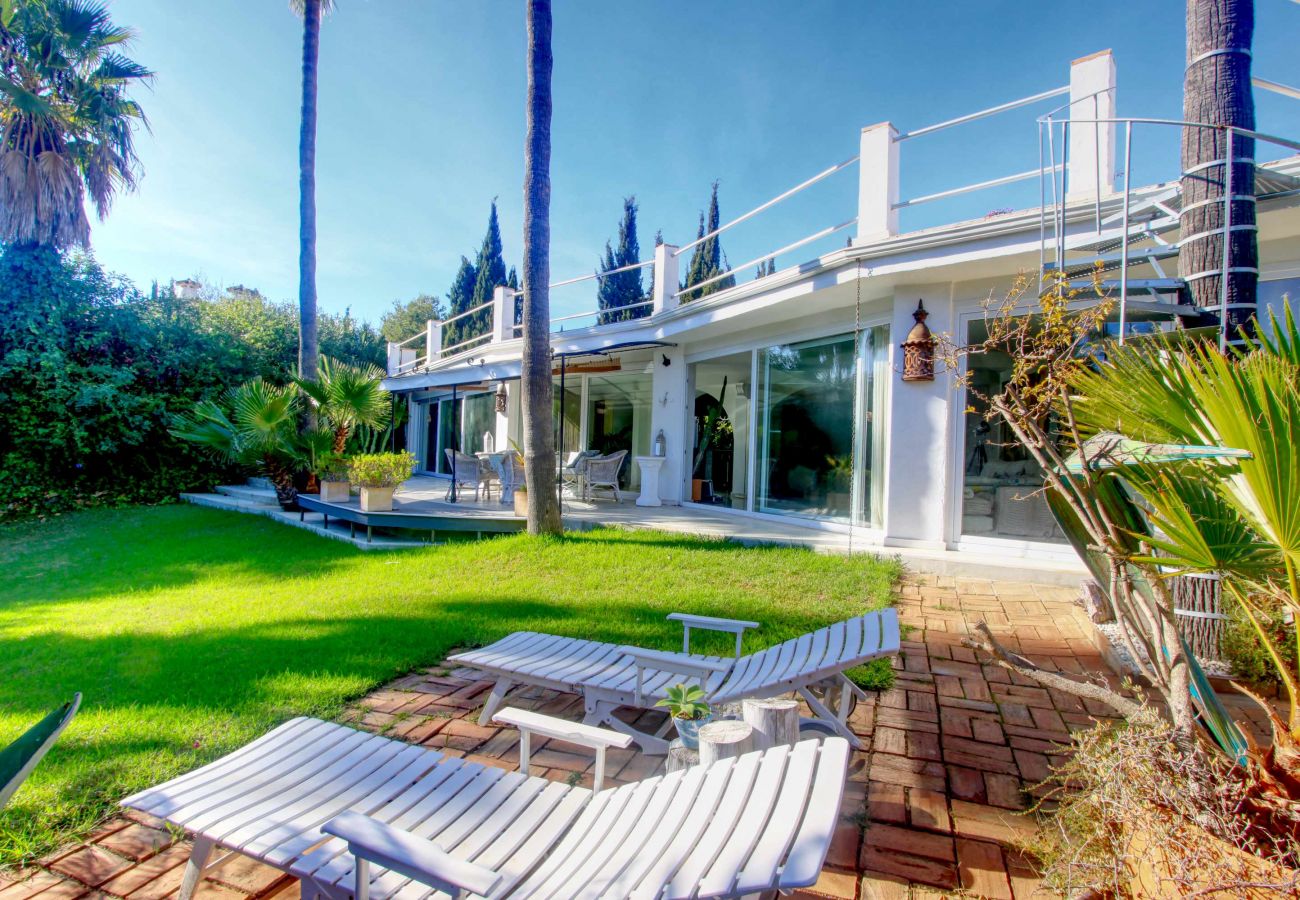 Villa in Marbella - 2042 Elegant Villa with Garden, heated Pool and Spacious Layout