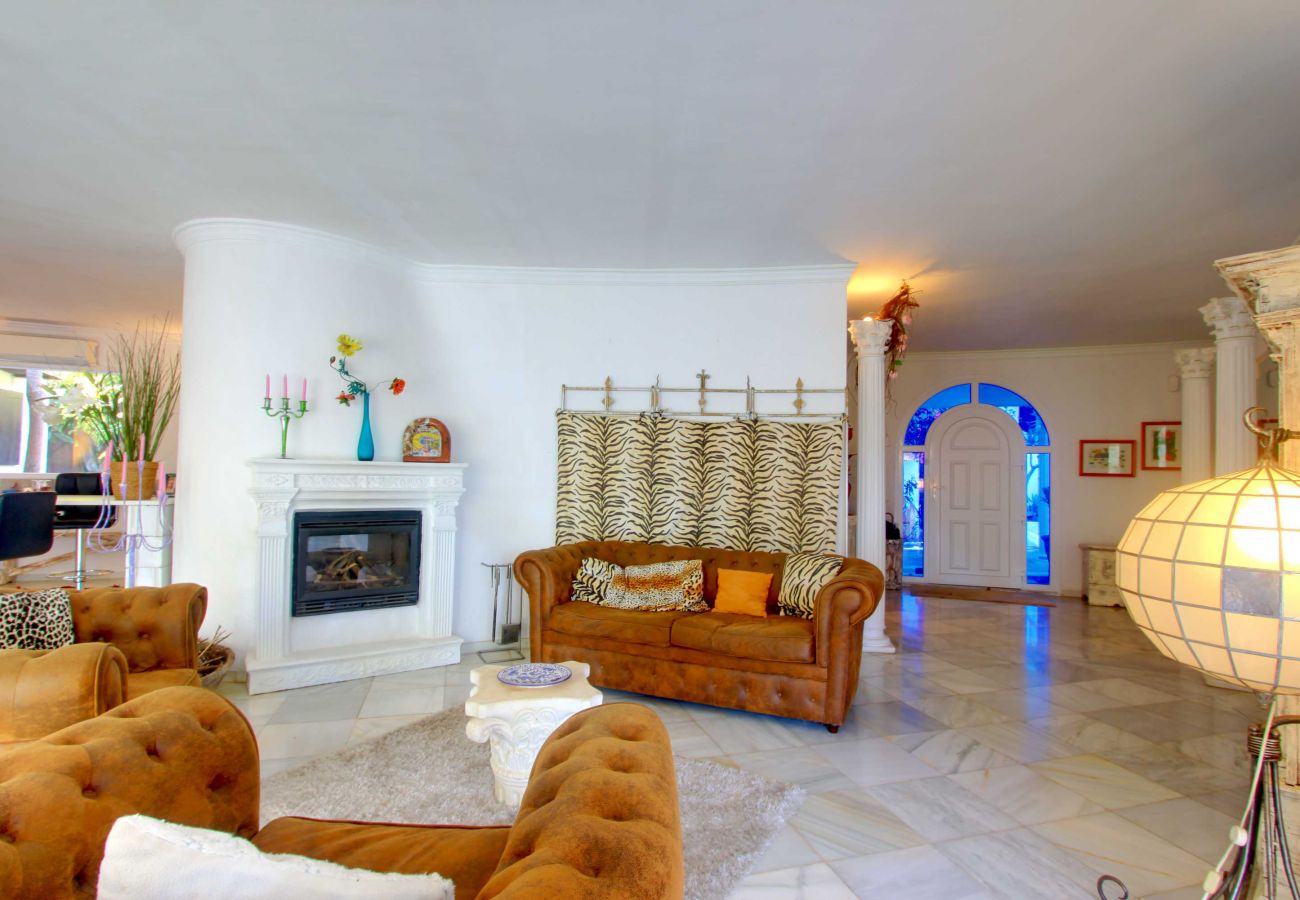 Villa in Marbella -  Elegant Villa with Garden, heated Pool and Spacious Layout