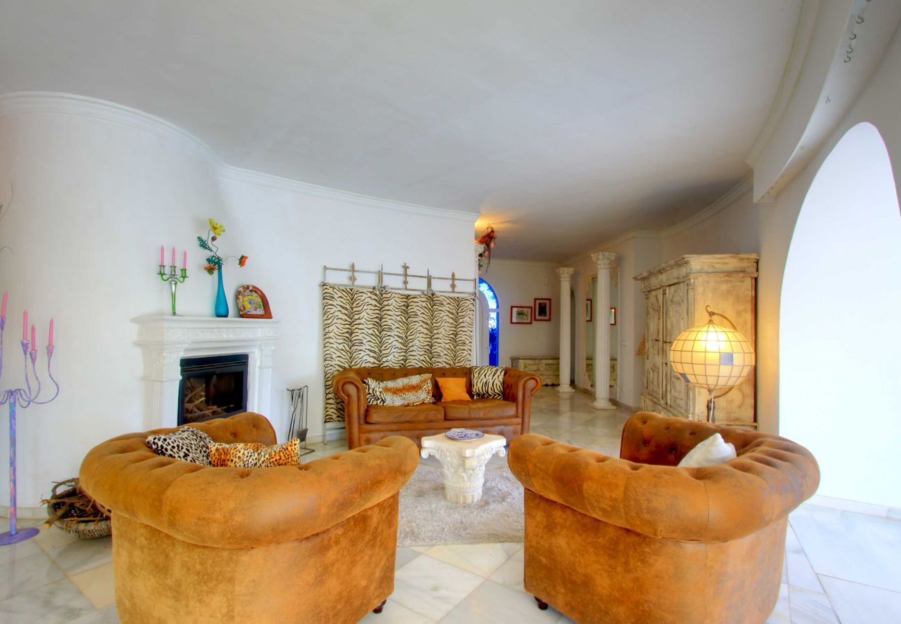 Villa in Marbella - 2042 Elegant Villa with Garden, heated Pool and Spacious Layout