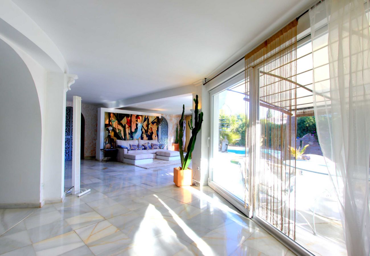 Villa in Marbella - 2042 Elegant Villa with Garden, heated Pool and Spacious Layout