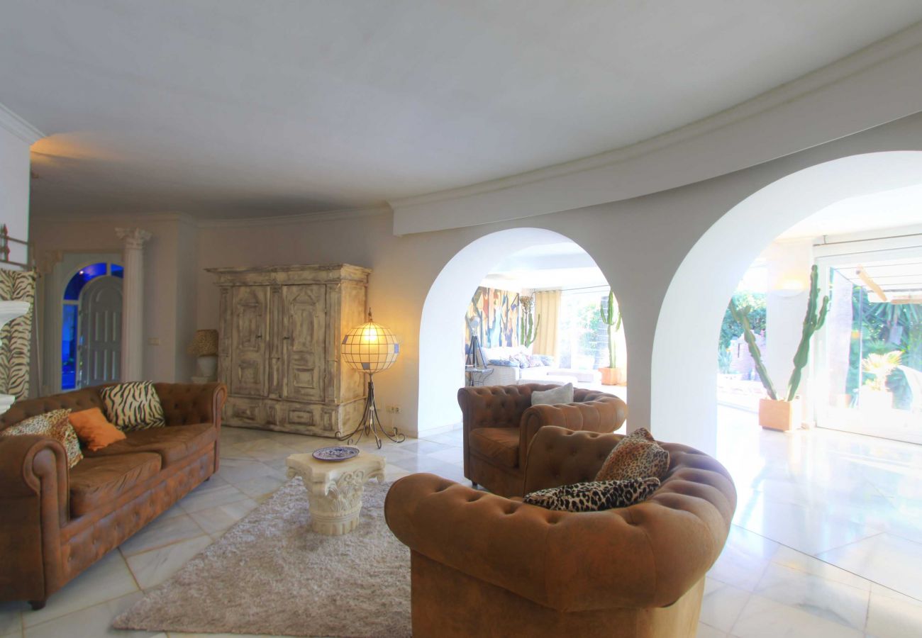 Villa in Marbella - 2042 Elegant Villa with Garden, heated Pool and Spacious Layout