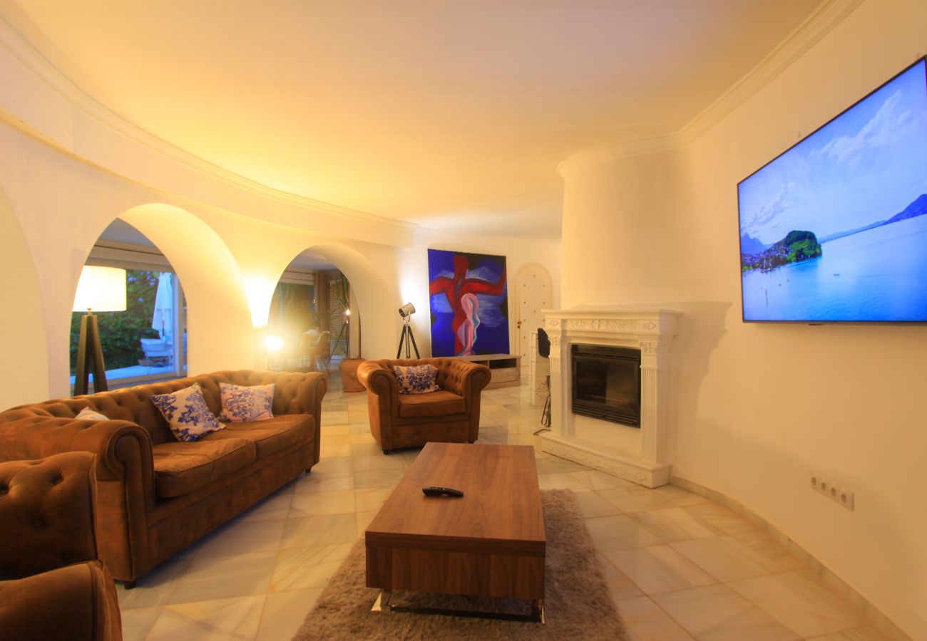 Villa in Marbella - 2042 Elegant Villa with Garden, heated Pool and Spacious Layout