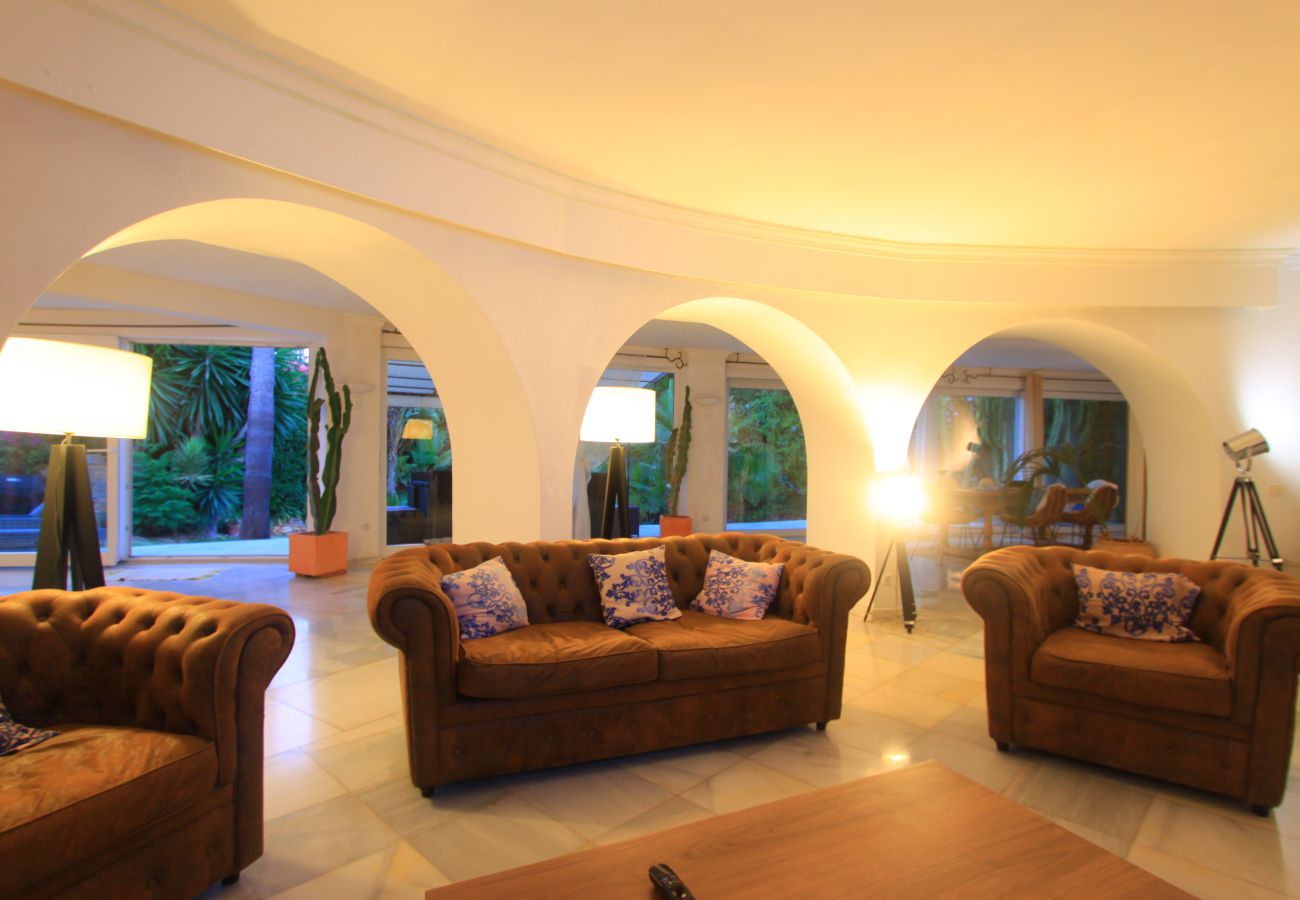 Villa in Marbella -  Elegant Villa with Garden, heated Pool and Spacious Layout