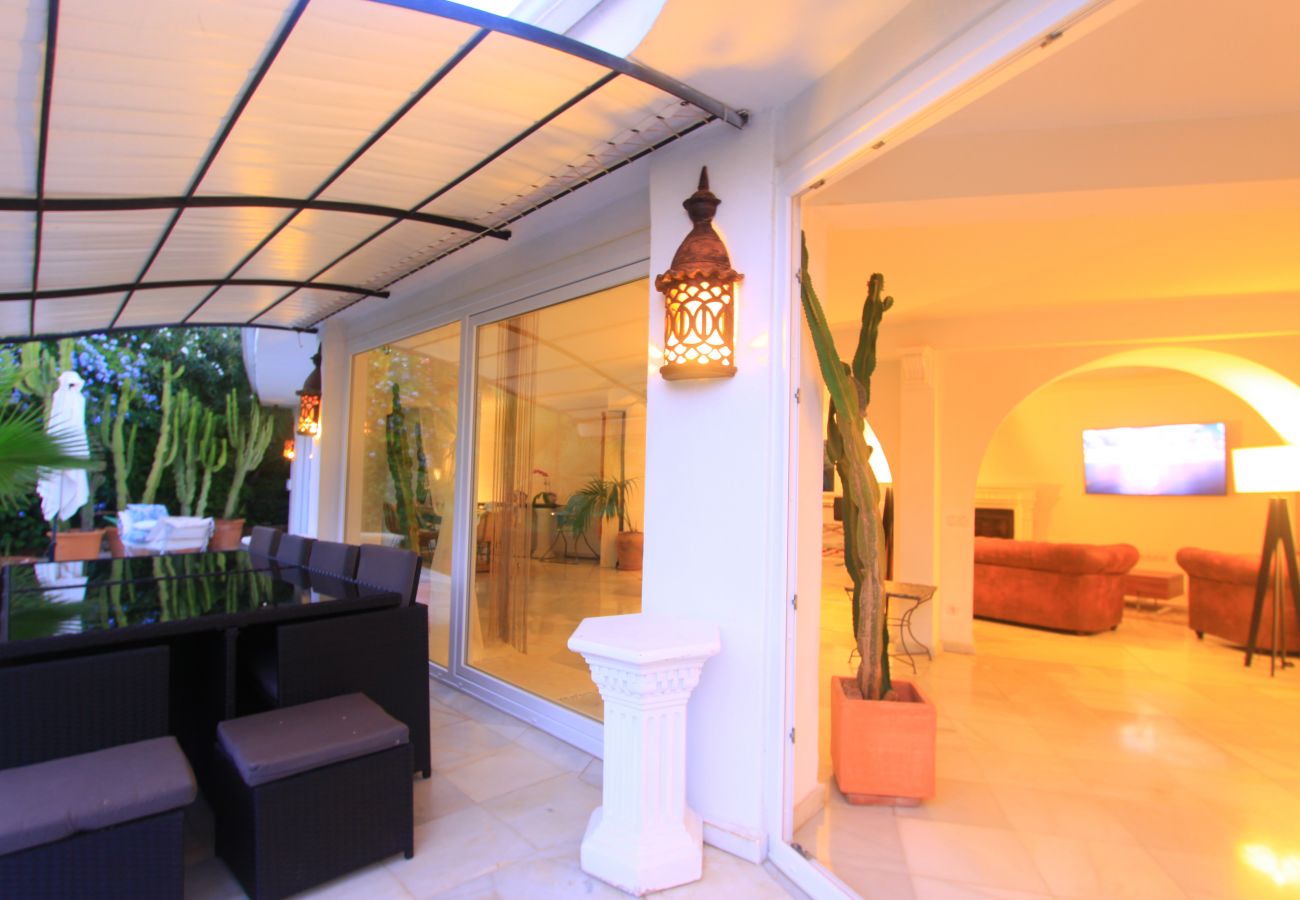 Villa in Marbella -  Elegant Villa with Garden, heated Pool and Spacious Layout