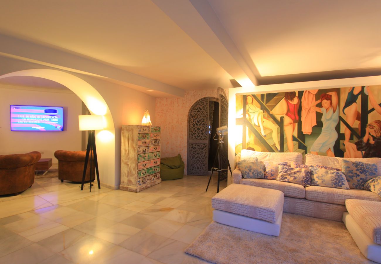 Villa in Marbella - 2042 Elegant Villa with Garden, heated Pool and Spacious Layout