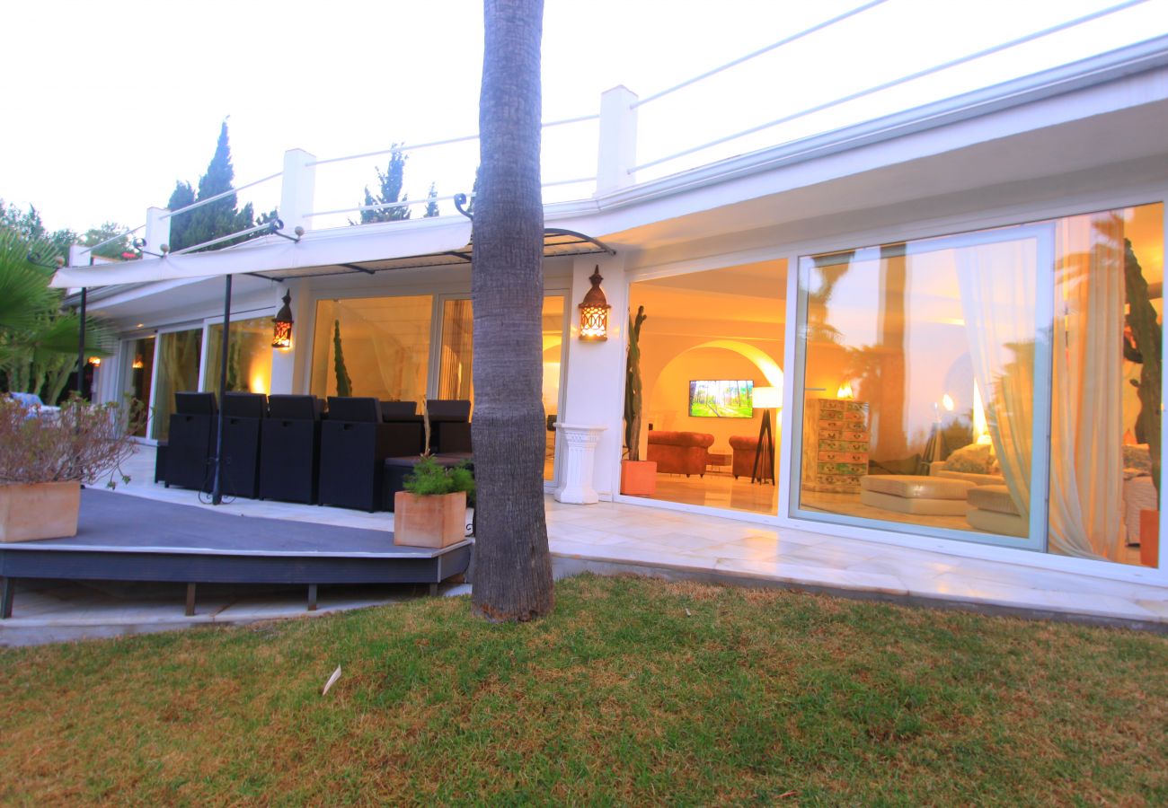 Villa in Marbella -  Elegant Villa with Garden, heated Pool and Spacious Layout