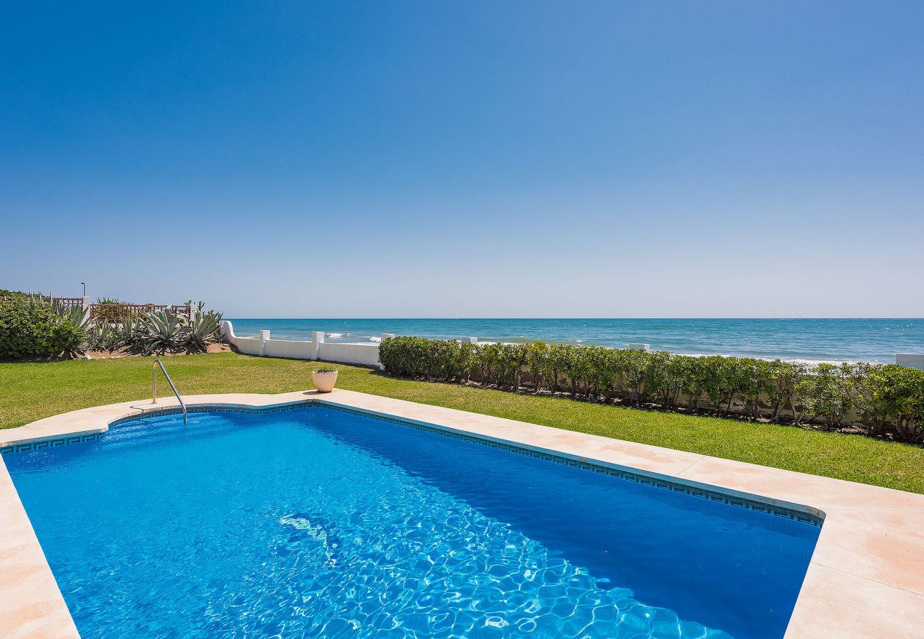 Villa in Marbella - 1100 Stunning Marbesa Beachfront Villa with Garden Pool