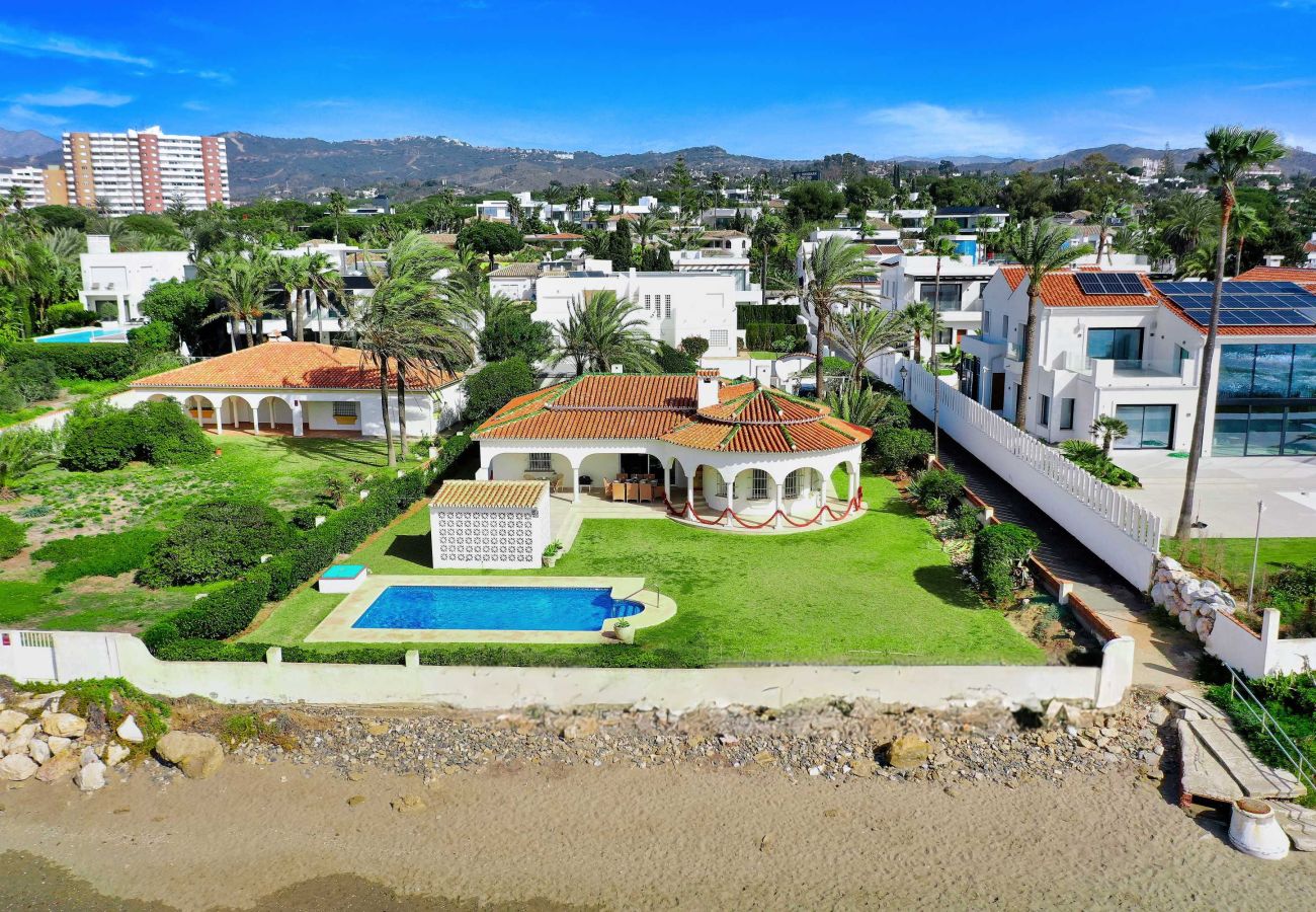 Villa in Marbella - 1100 Stunning Marbesa Beachfront Villa with Garden Pool