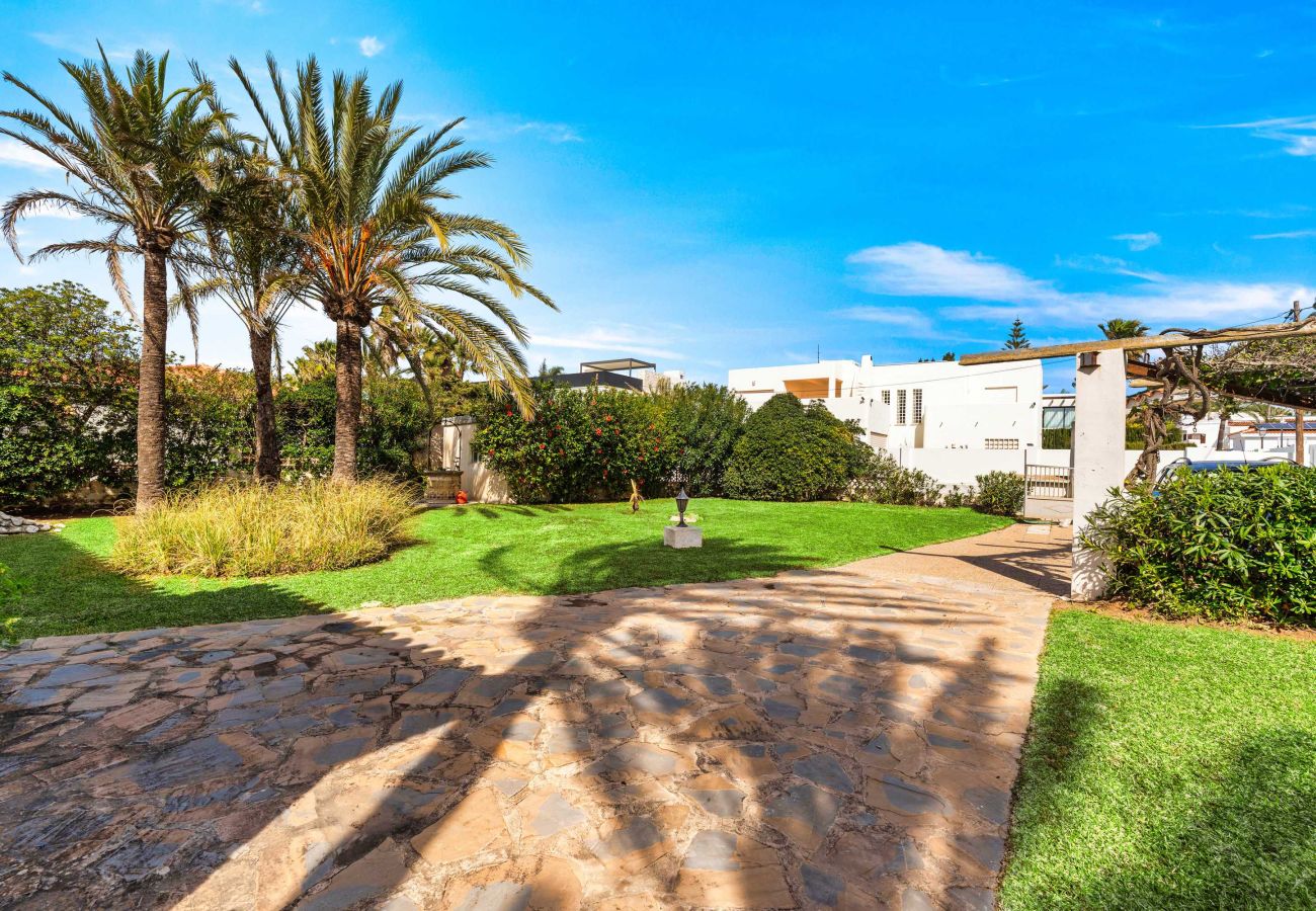 Villa in Marbella - 1100 Stunning Marbesa Beachfront Villa with Garden Pool