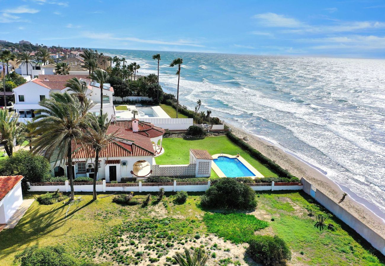 Villa in Marbella - 1100 Stunning Marbesa Beachfront Villa with Garden Pool