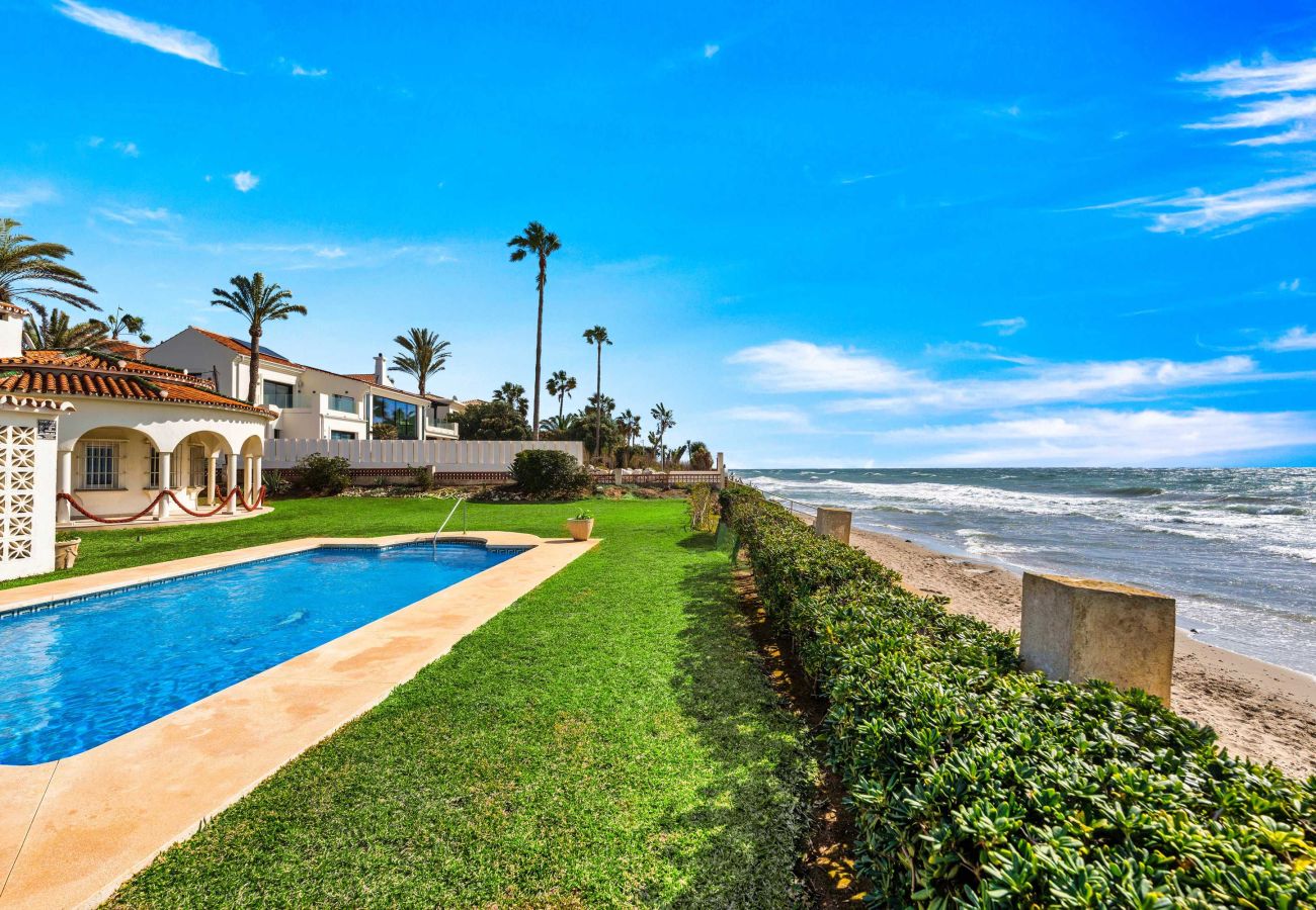 Villa in Marbella - 1100 Stunning Marbesa Beachfront Villa with Garden Pool