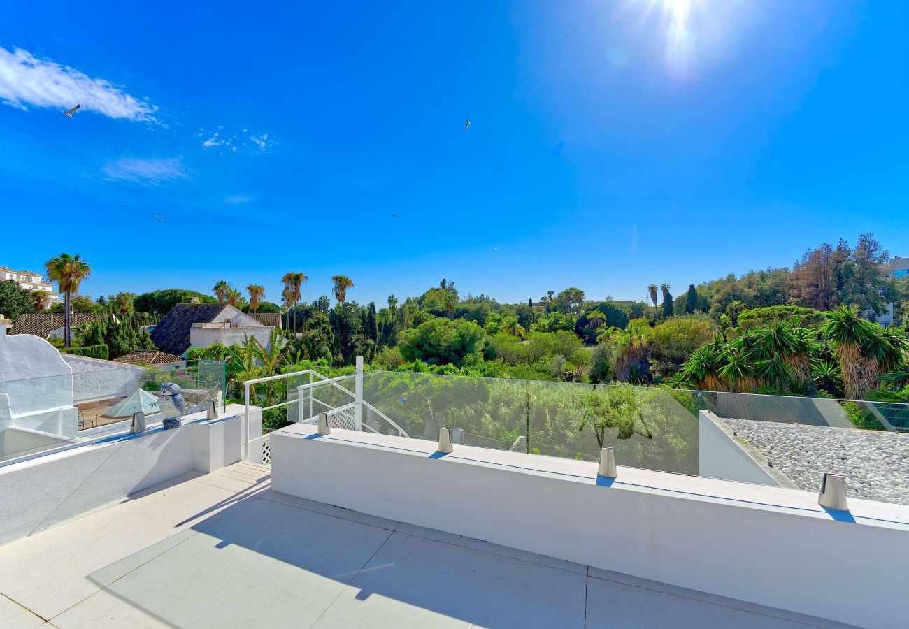 Villa in Marbella - Luxury Modern Villa with Heated Pool in Puerto Banus