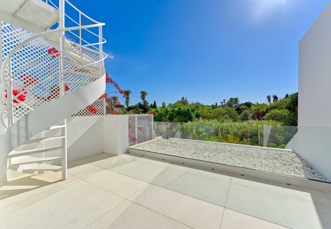 Villa in Marbella - Luxury Modern Villa with Heated Pool in Puerto Banus