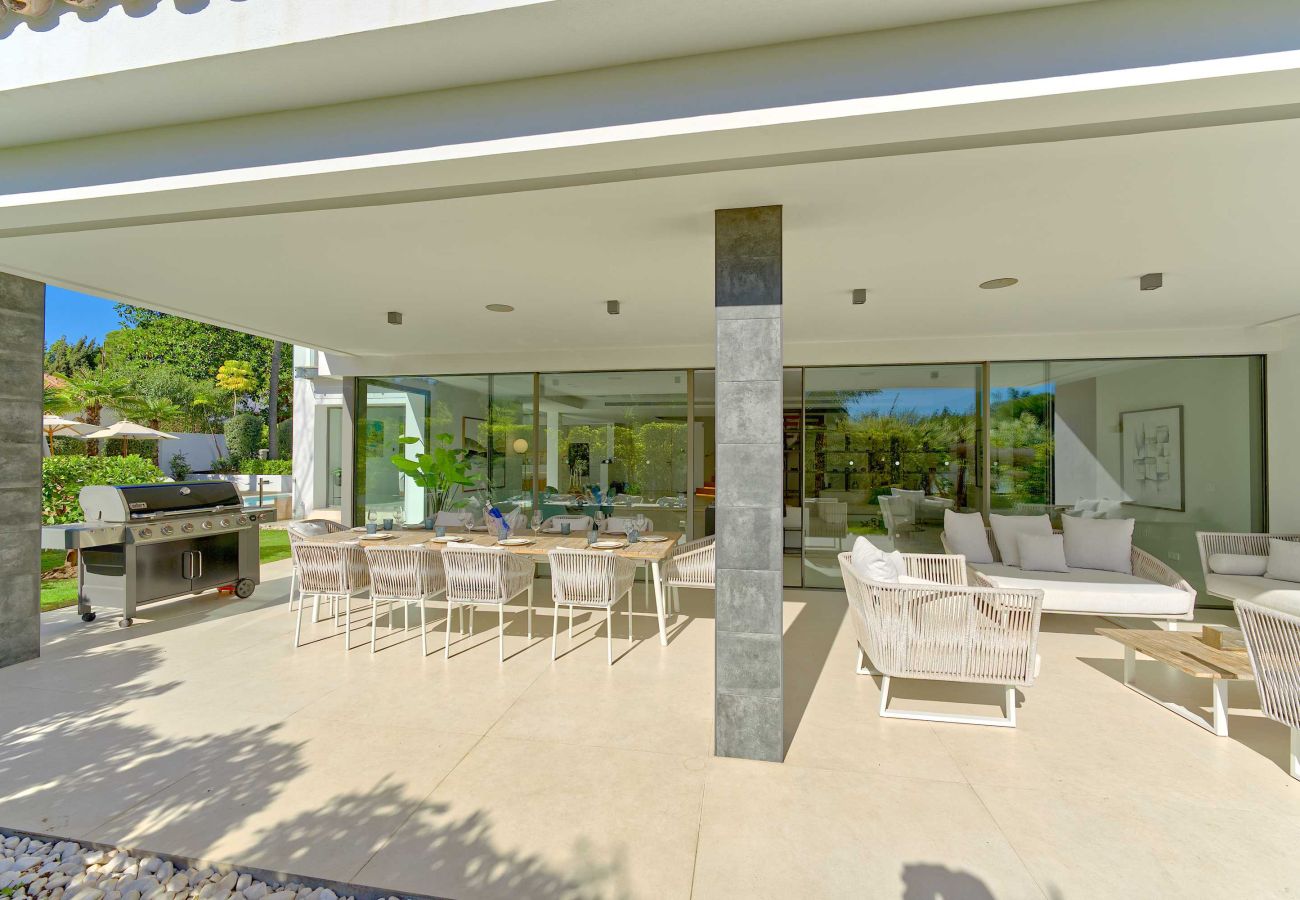 Villa in Marbella - Luxury Modern Villa with Heated Pool in Puerto Banus