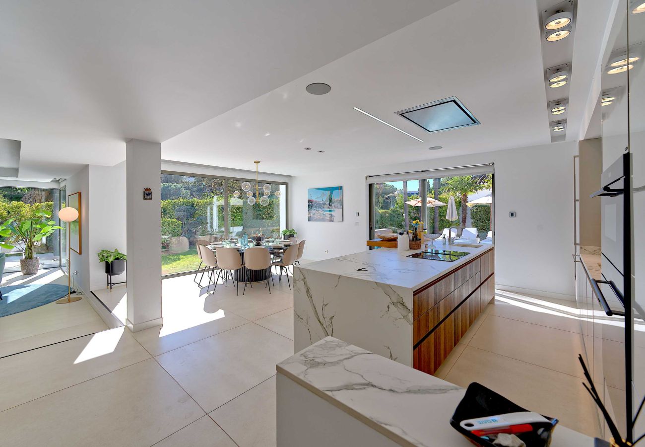 Villa in Marbella - Luxury Modern Villa with Heated Pool in Puerto Banus